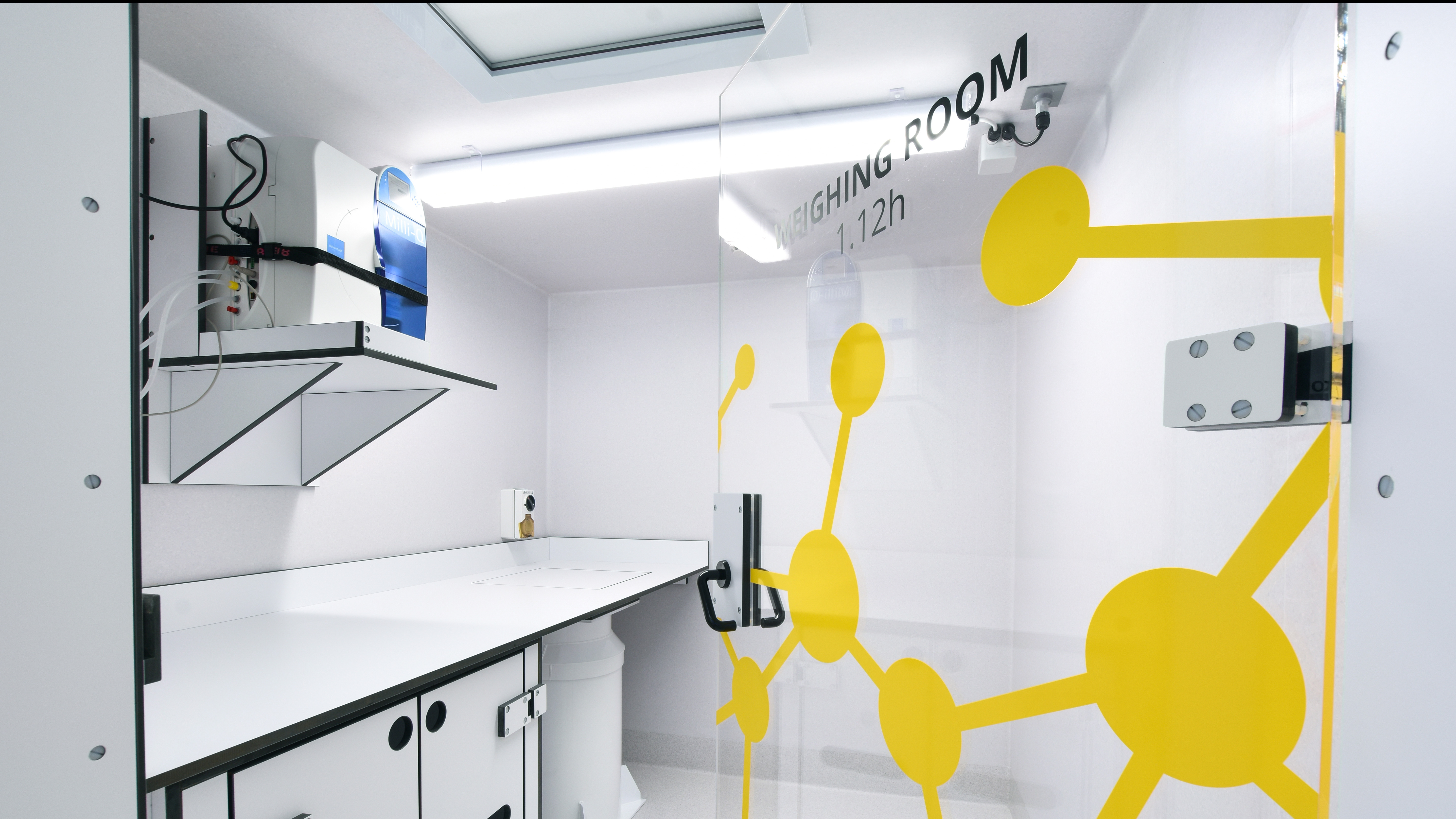 Signwriters complete vinyl decals for University of Otago